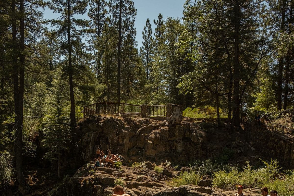 Каньонинг на водопаде в Далате с рапеллингом по скалам в тропическом лесу