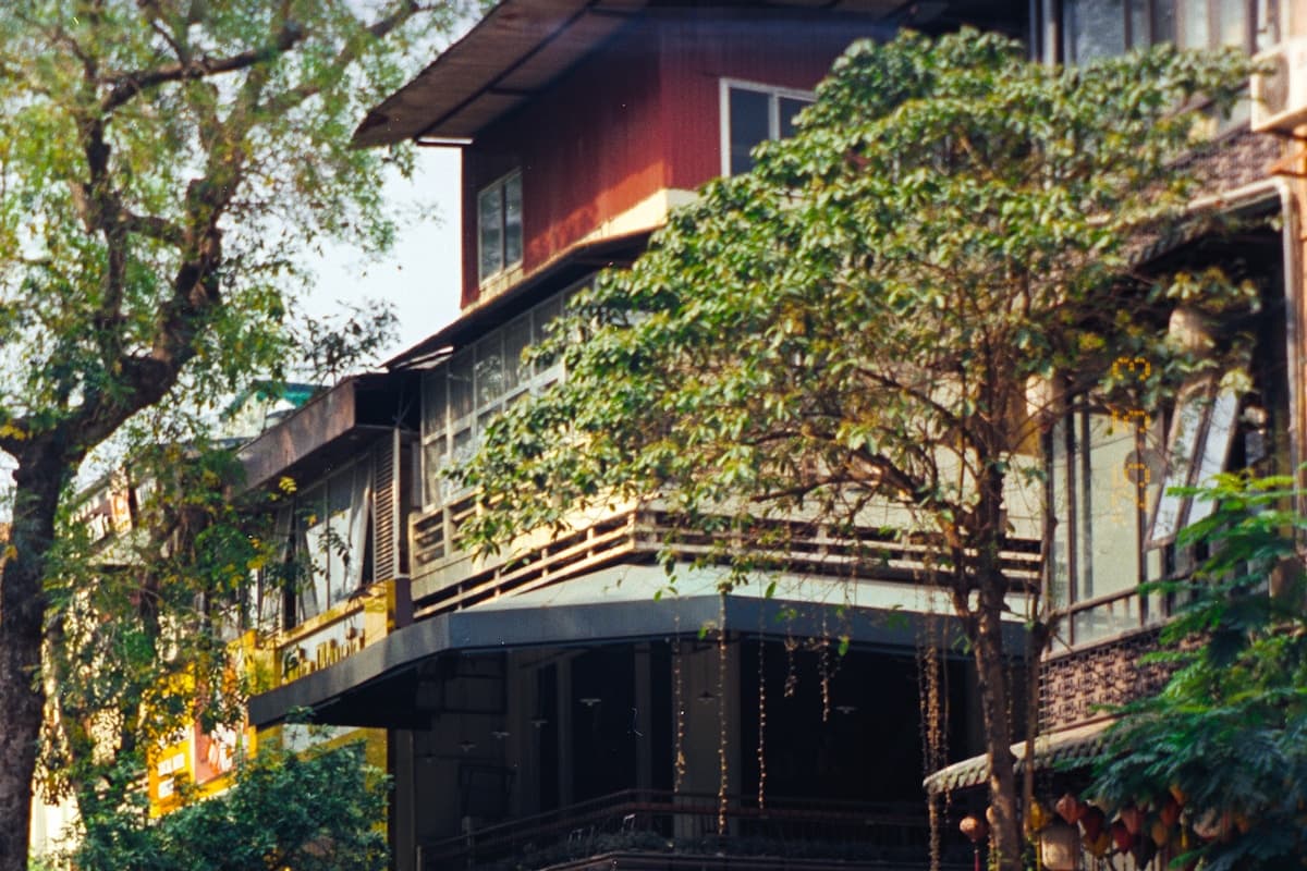 Уютная улица в центре Далата с кафе и арендой мотобайков