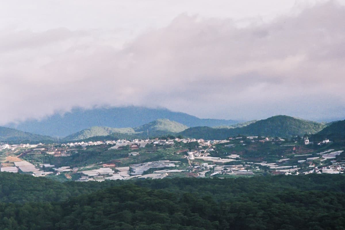 Панорама Далата с высоты — город среди зелёных гор и плантаций