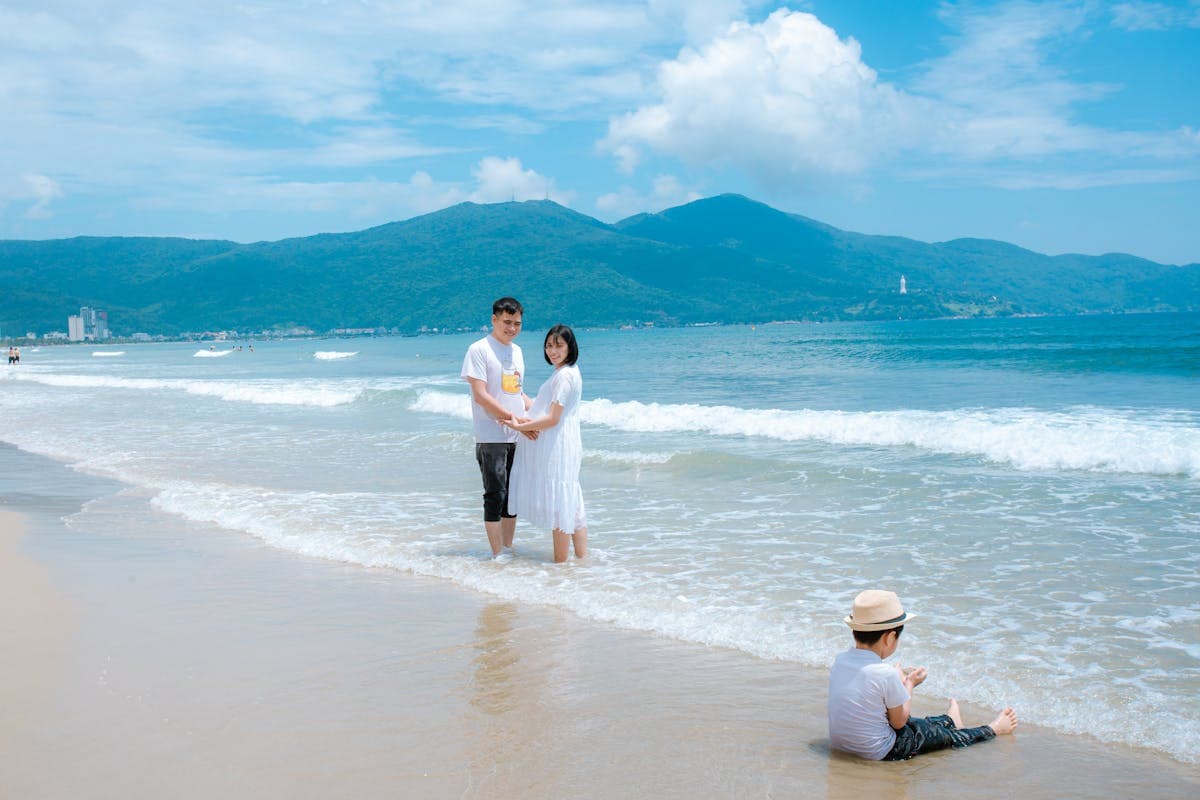 Пляж Ми Кхе в Дананге — семья на фоне полуострова Сон Тра