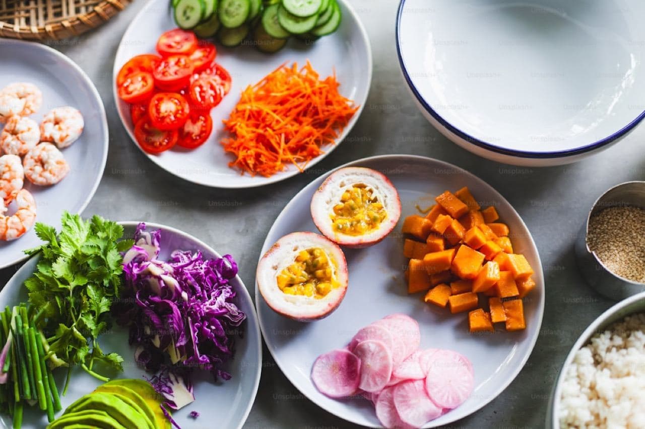 Вьетнамский залив с островами и круизными лодками — вид сверху