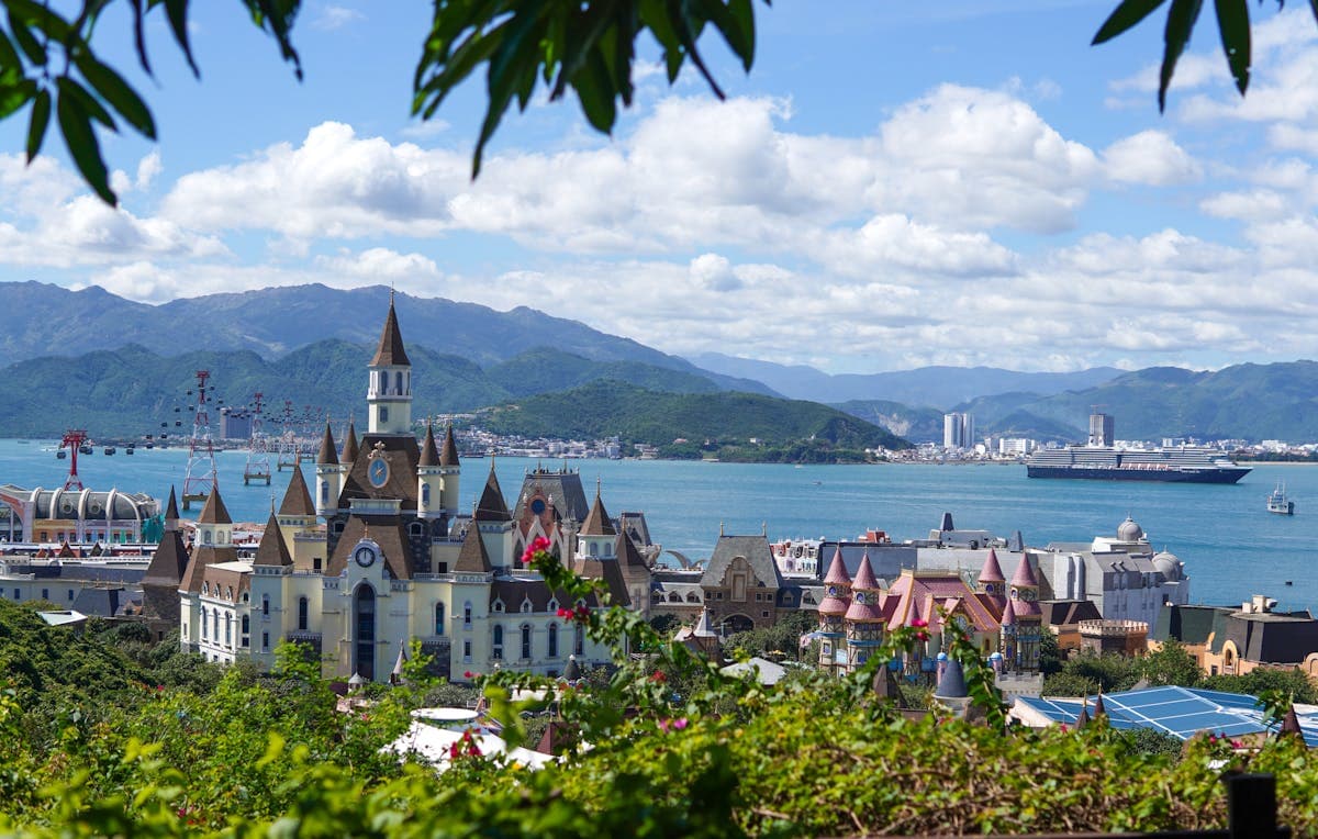 Парк VinWonders на острове Хон Че в бухте Нячанга — вид сверху