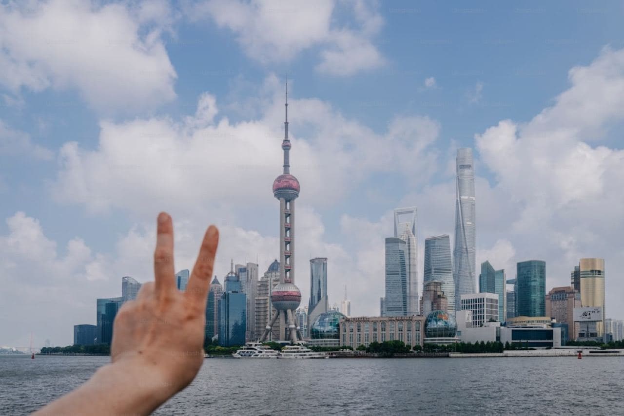 Тропический пляж с бирюзовой водой и белым песком на закате