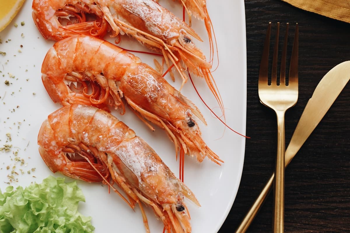 Гребешки и устрицы на гриле в ресторане морепродуктов Дананга