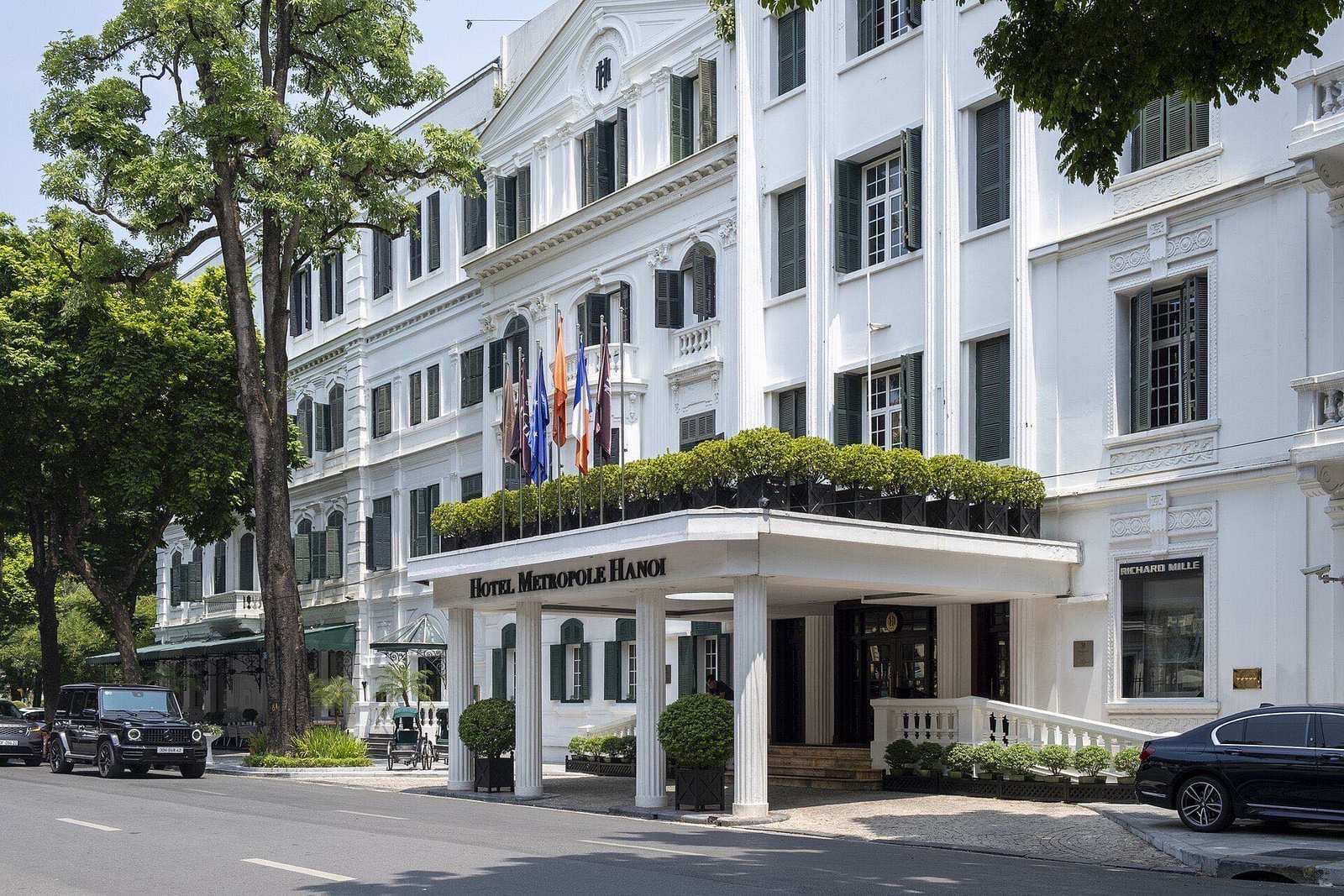 Белый колониальный фасад отеля Sofitel Legend Metropole на улице Ngô Quyền в Ханое