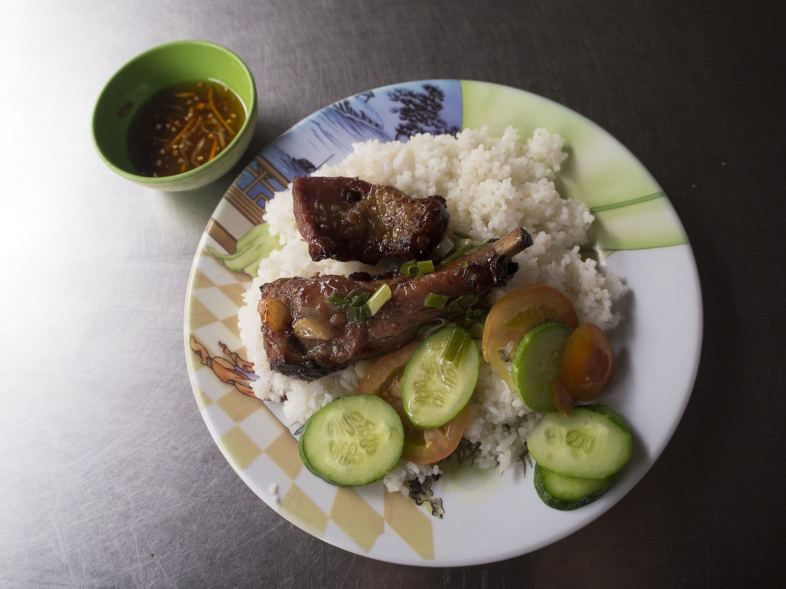 Cơm tấm со свиными рёбрышками на гриле, огурцом и соусом nước chấm — южная кухня Хошимина