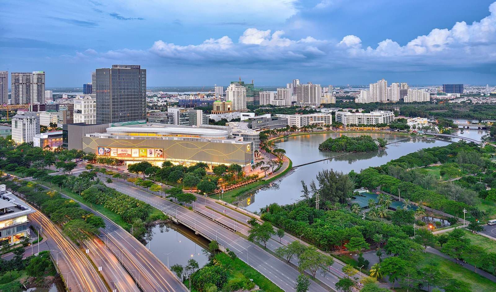 Phú Mỹ Hưng в Хошимине сверху: Crescent Mall, озеро и новые жилые комплексы