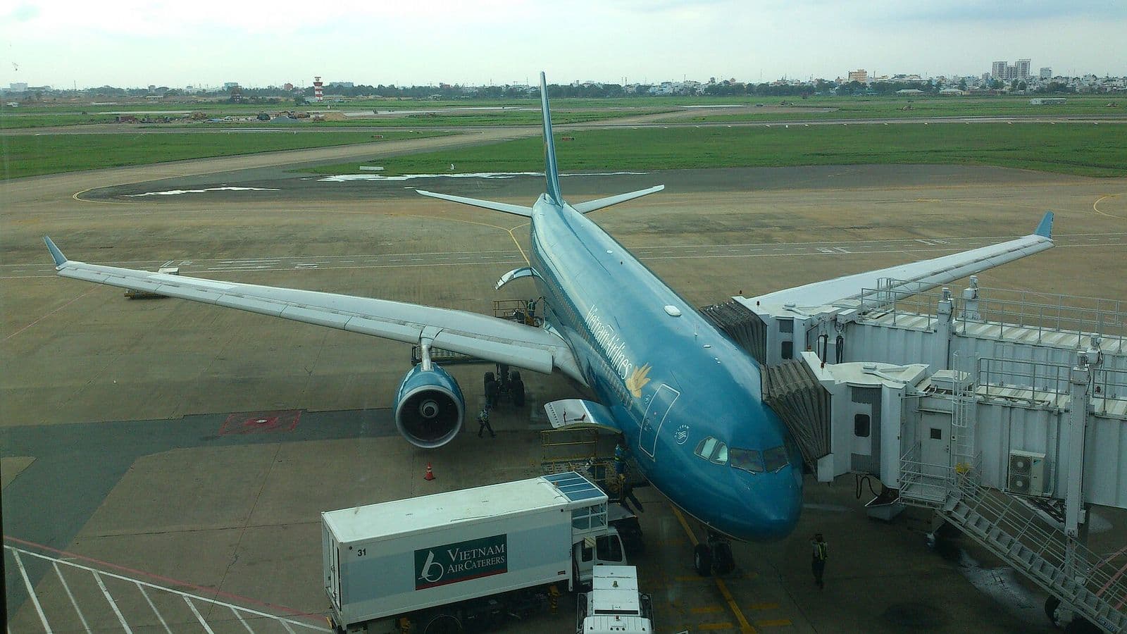 Самолёт Vietnam Airlines у телетрапа в аэропорту Таншоннят в Хошимине