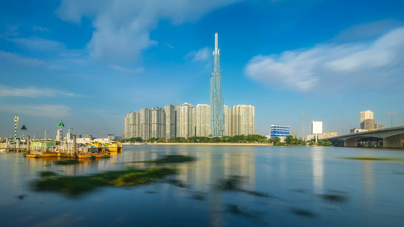 Башня Landmark 81 и высотки Биньтханя на берегу реки Сайгон