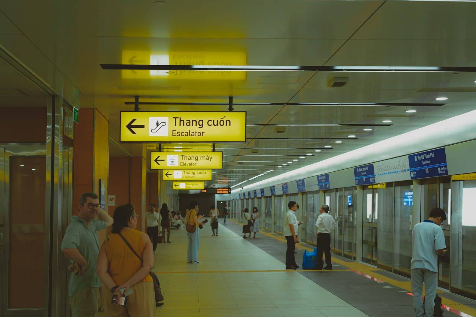 Платформа станции метро Line 1 в Хошимине с вьетнамскими указателями