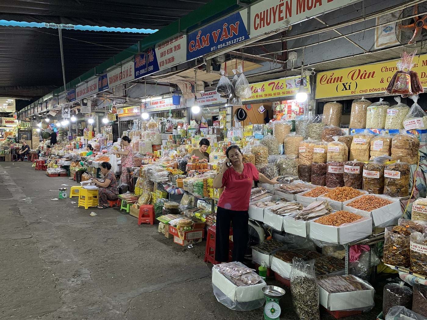 Ряд продуктовых лавок на рынке Донгба в Хюэ: сушёная креветка, кальмар, сладости