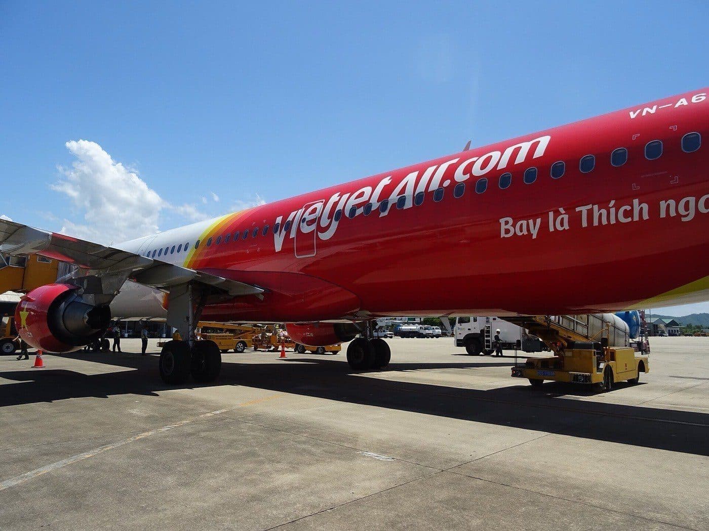 Самолёт Vietjet Air на перроне международного аэропорта Phu Bai под Хюэ