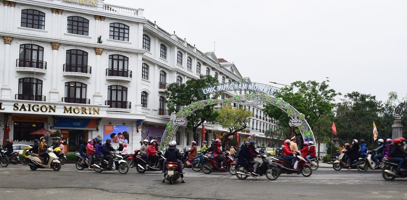 Поток скутеров на перекрёстке у отеля Saigon Morin в центре Хюэ