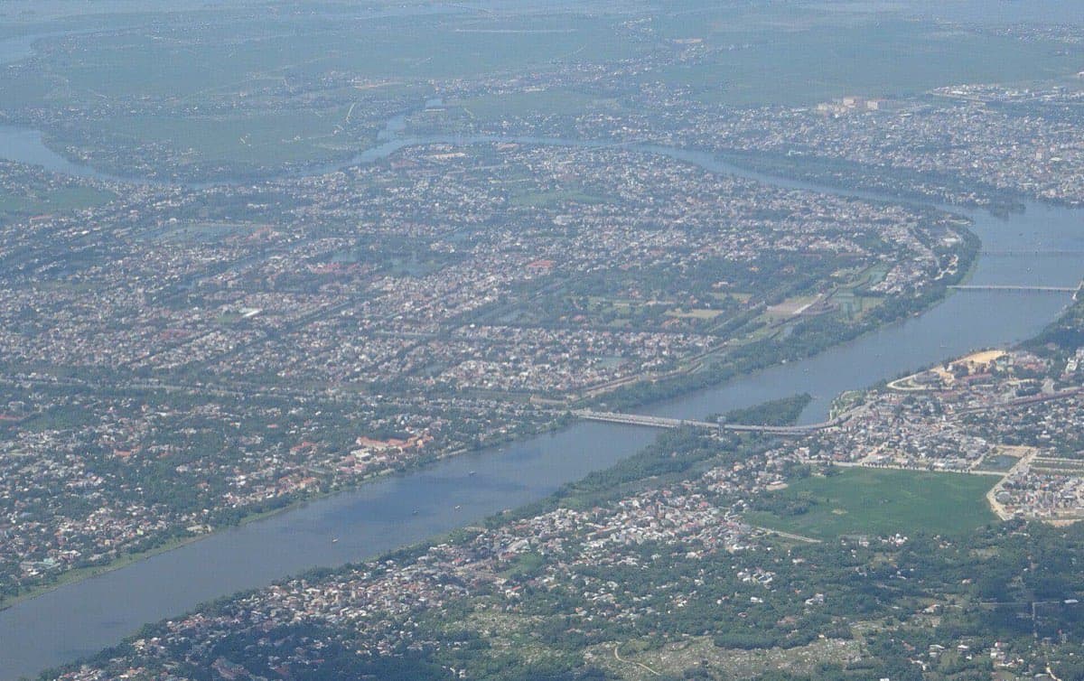 Ароматная река и Цитадель Хюэ с высоты в сухой сезон