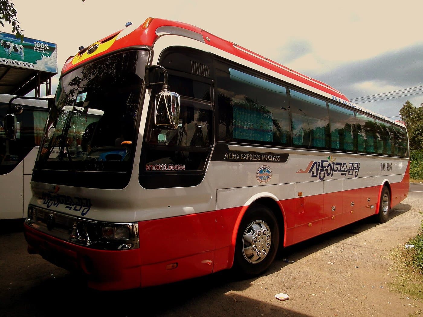 Междугородний автобус Hyundai Aero Express на стоянке во Вьетнаме