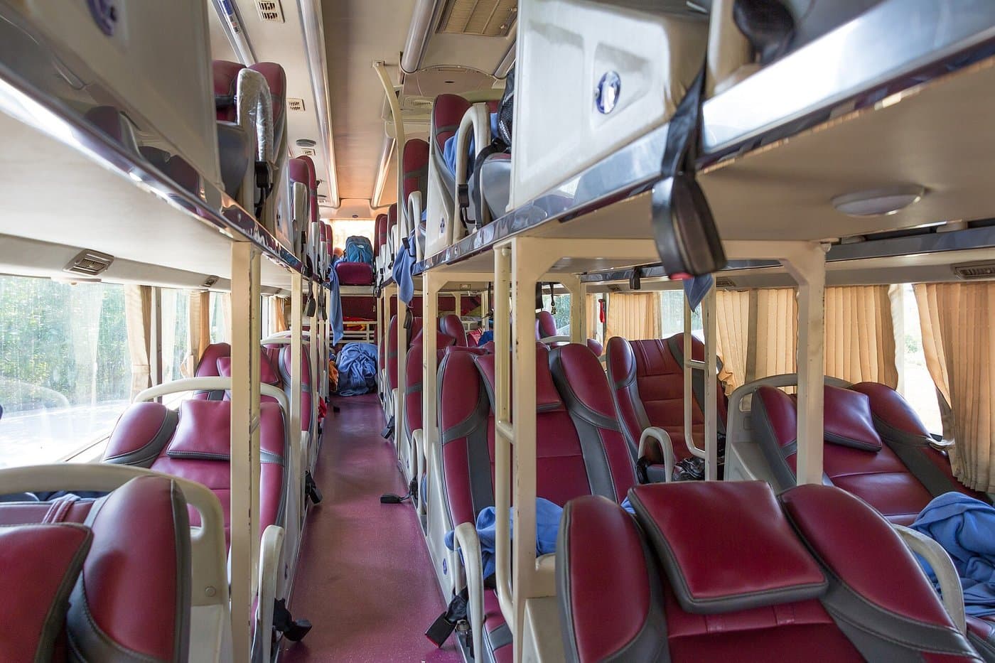 Салон вьетнамского sleeper-bus с двумя ярусами полок и выданными пледами