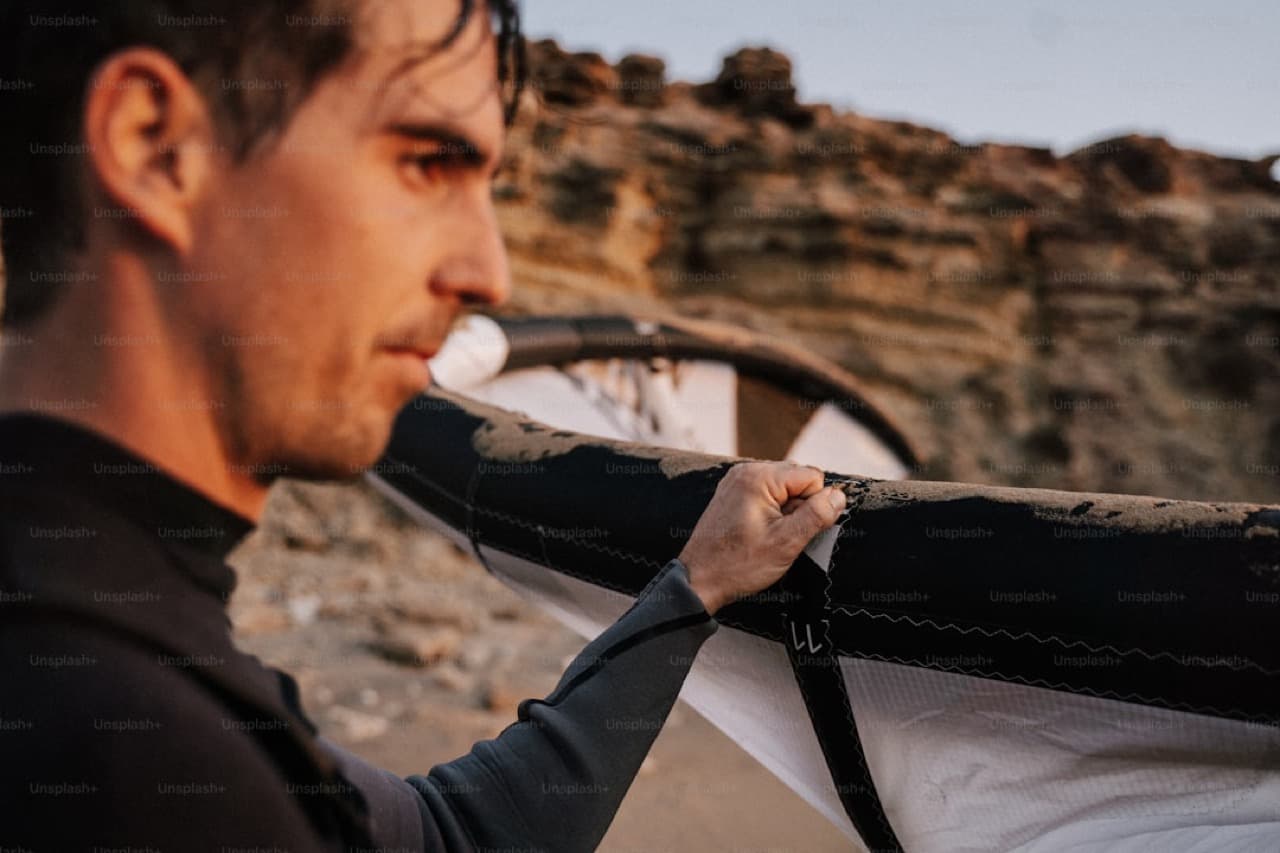 Кайтсёрферы с яркими кайтами на пляже Муйне