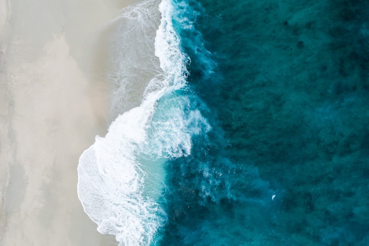 Волны и облака на побережье Муйне в дождливый сезон