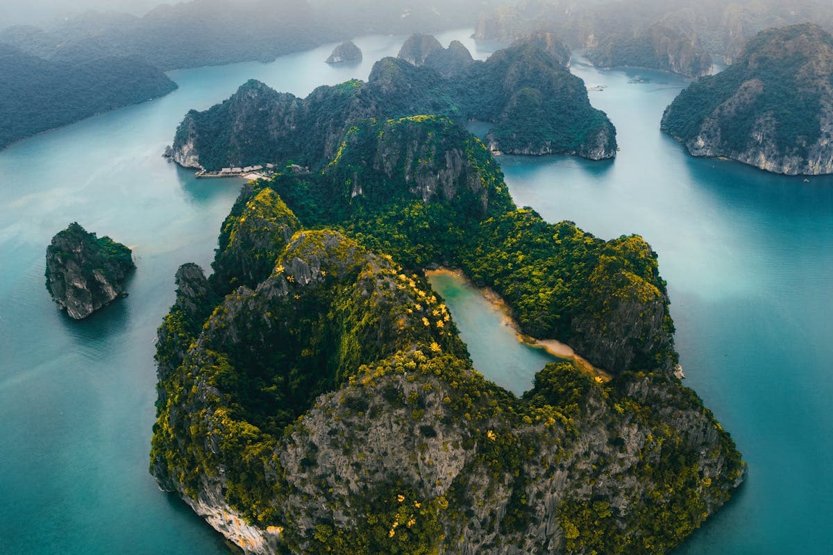 Побережье Нячанга с пляжами и горами на горизонте