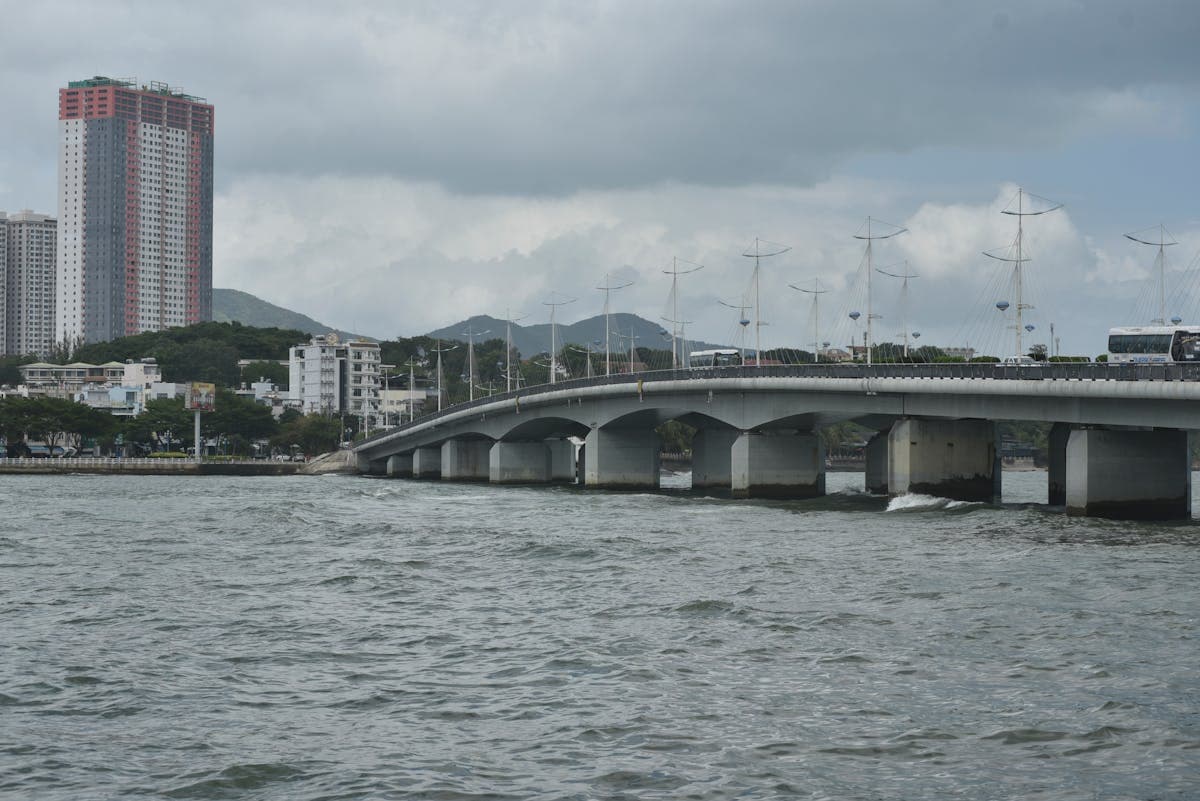 Мост Чан Фу в Нячанге — вид на бухту, высотки и горы на заднем плане