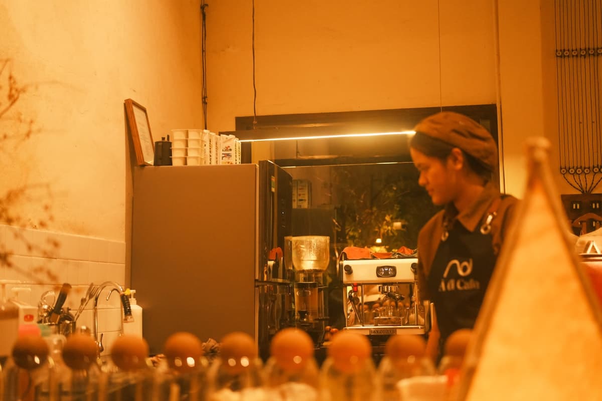 Необычное кафе в Нячанге с яркими вывесками и уличными столиками