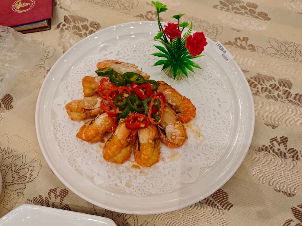 Свежие морепродукты на гриле в ресторане Нячанга — креветки, устрицы и рыба