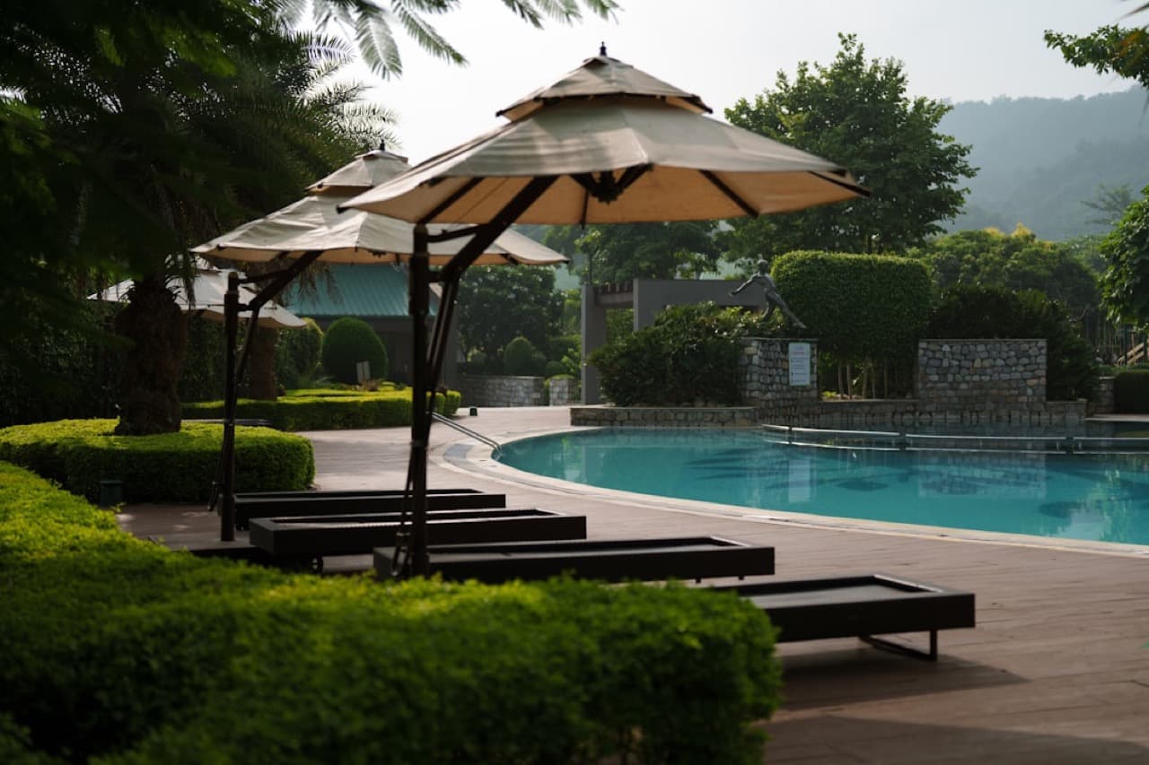 Территория люксового курорта с бассейном и тропическими виллами