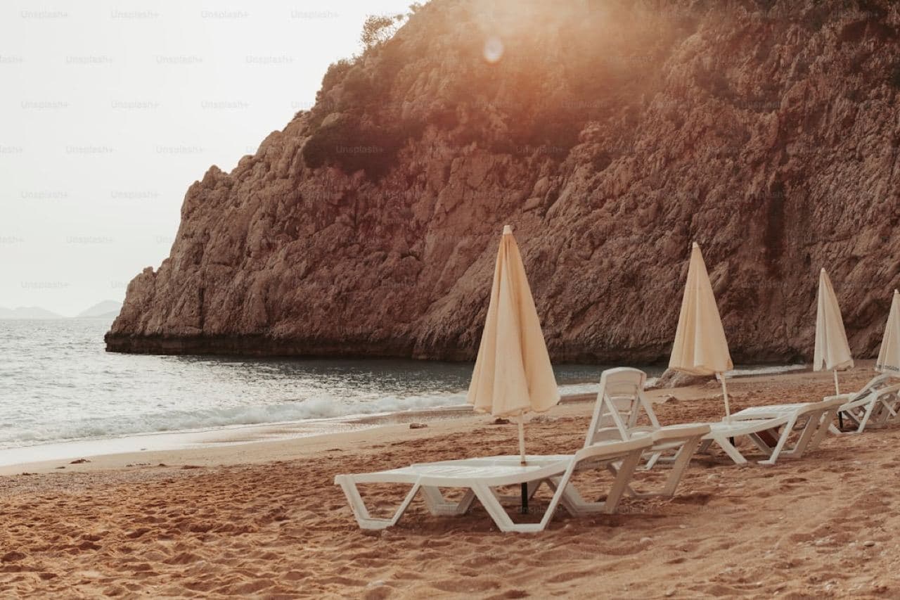 Курортный бассейн с видом на открытое море и пальмами на побережье