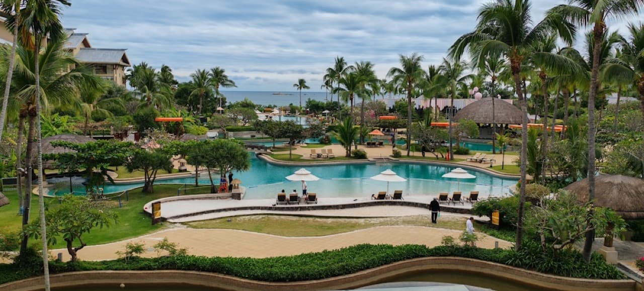 Тропический резорт с бассейном и шезлонгами в Нячанге