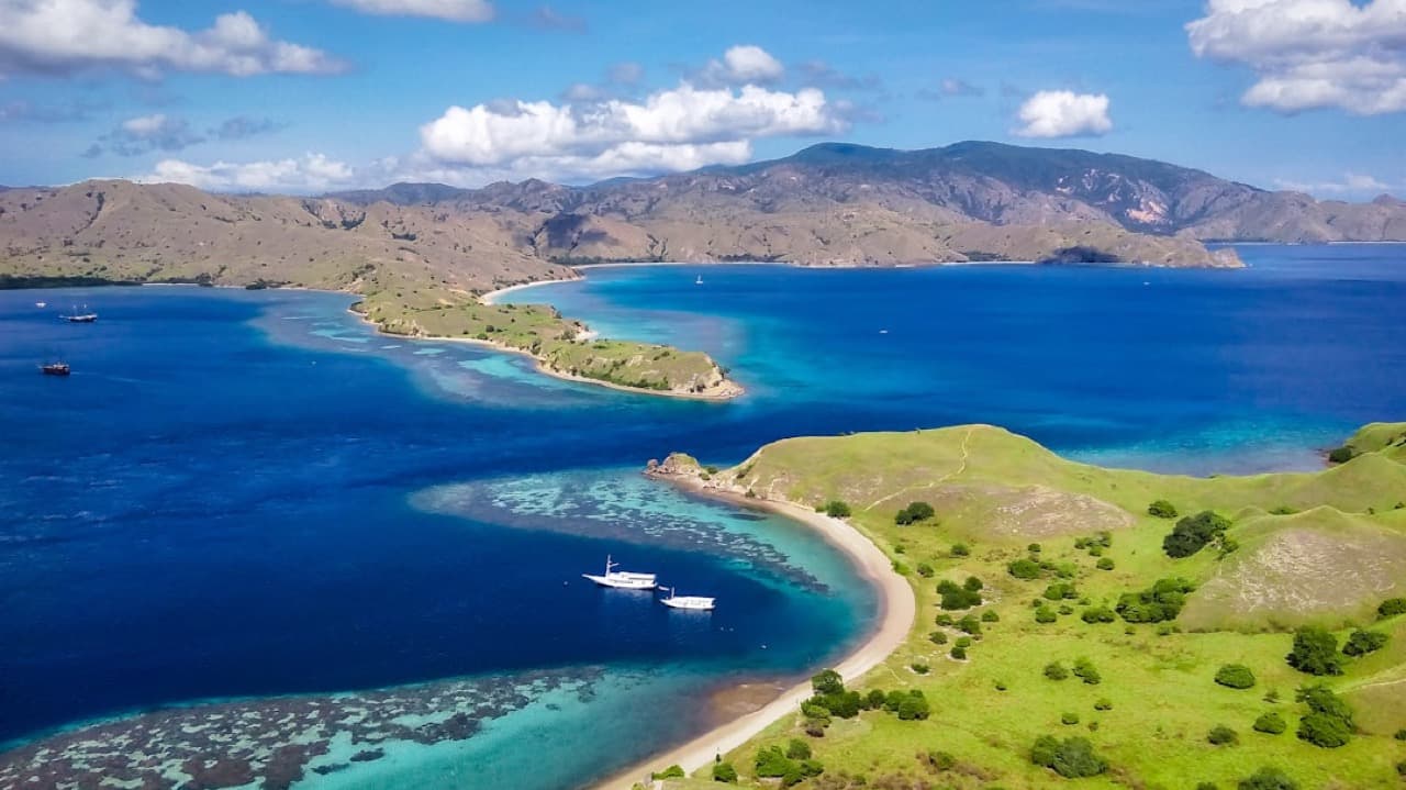 Известняковые острова во вьетнамском заливе с бирюзовой водой