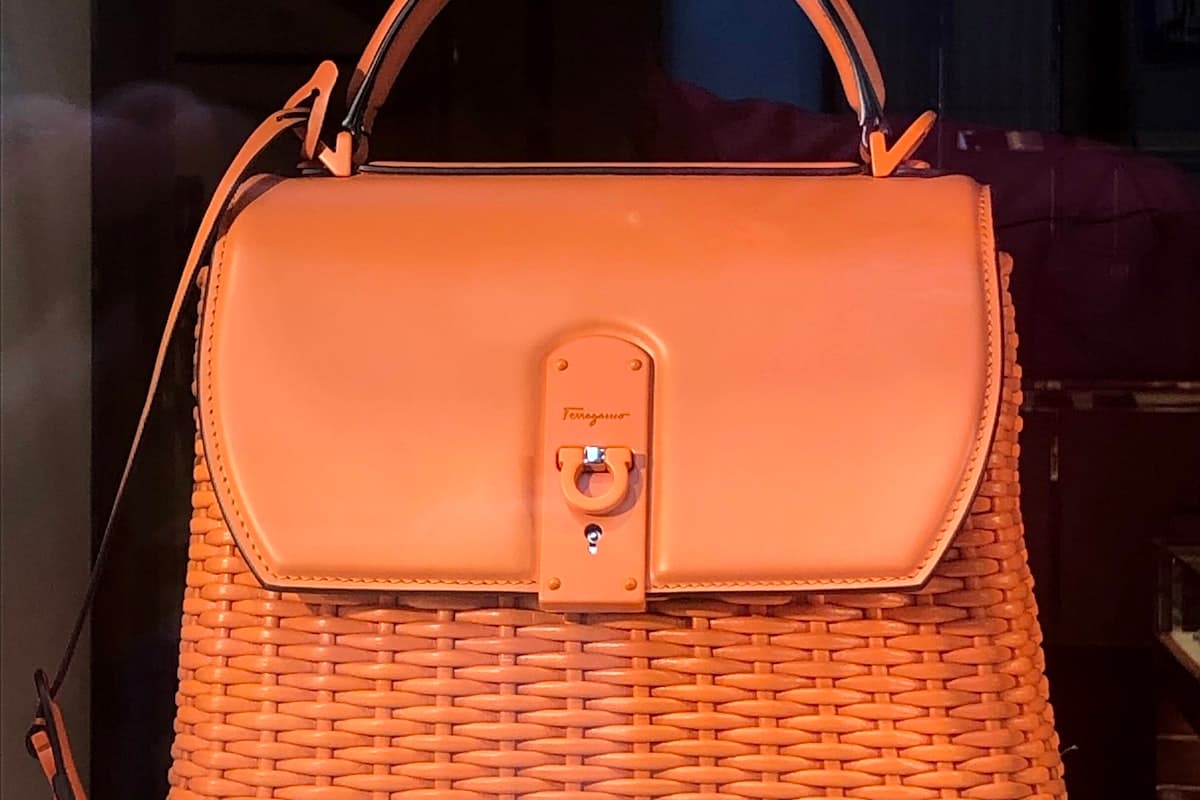 Кожаные сумки и кошельки из крокодила и питона в Нячанге