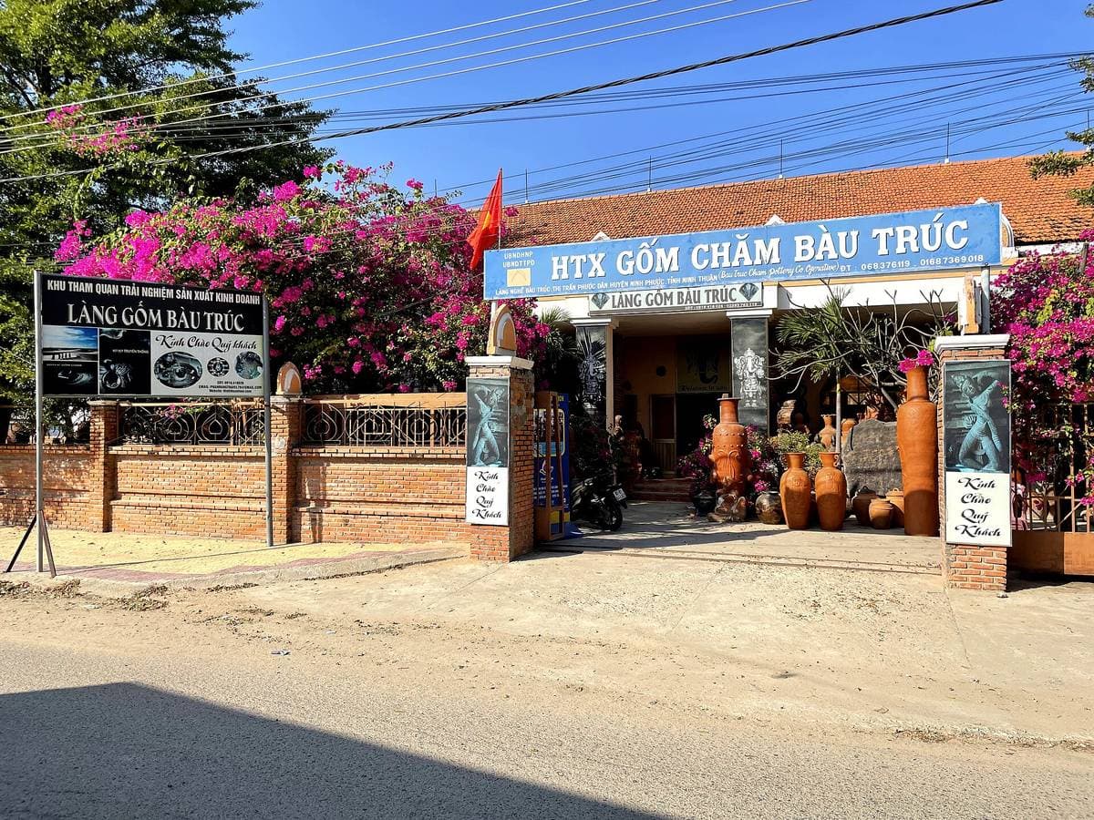 Entrance to the Bau Truc pottery cooperative with clay jars by the gate