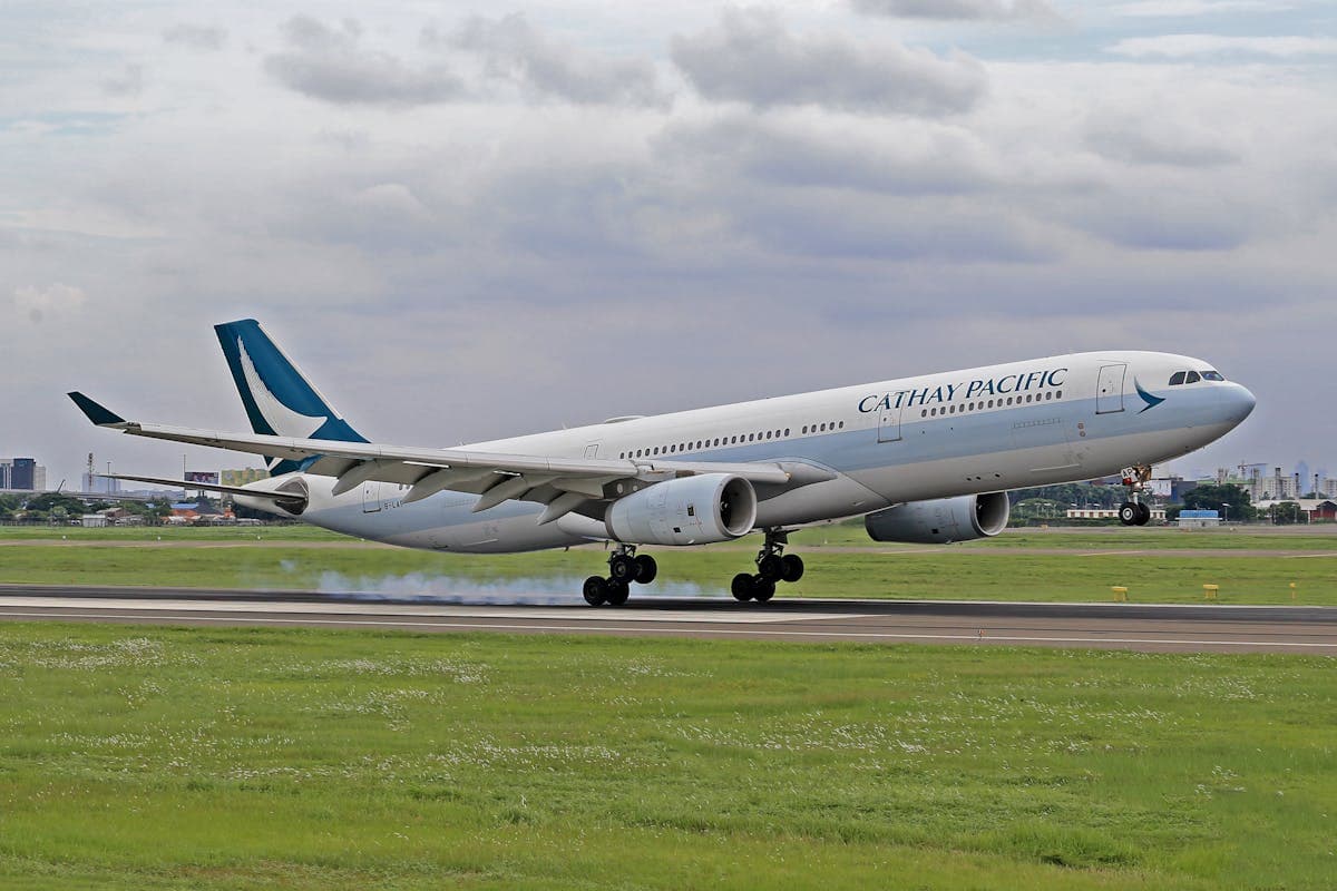 Самолёт на взлётной полосе аэропорта — ближайшие аэропорты для перелёта в Фантьет