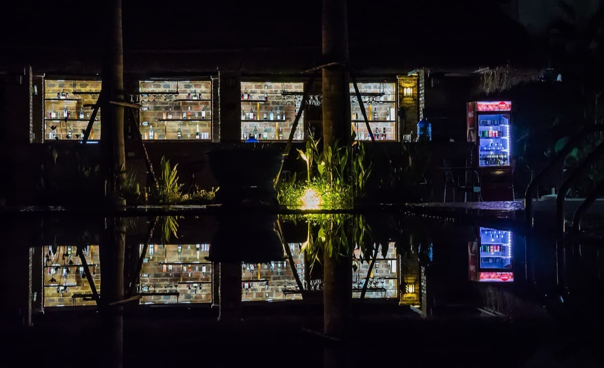 Бар у бассейна отеля Heritage By Night в Фонгня вечером