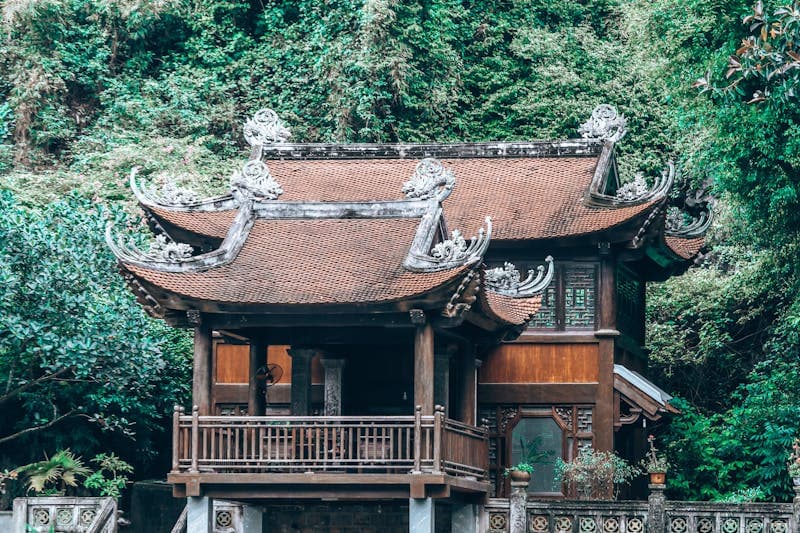 Буддийский храм с традиционной крышей среди тропической зелени во Вьетнаме