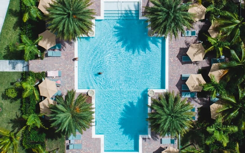 Отель на Фукуоке — бассейн и тропический сад