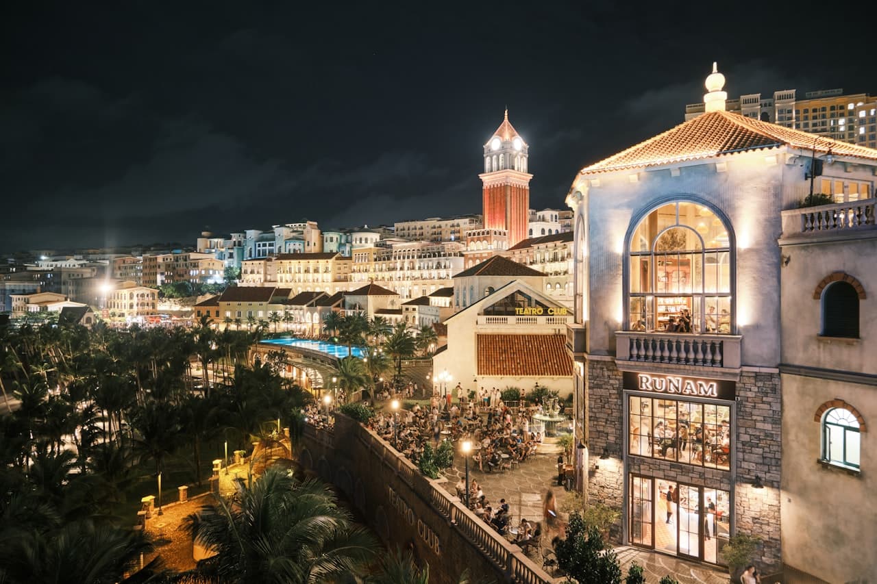 Ночной вид на Sunset Town — здания в средиземноморском стиле с подсветкой