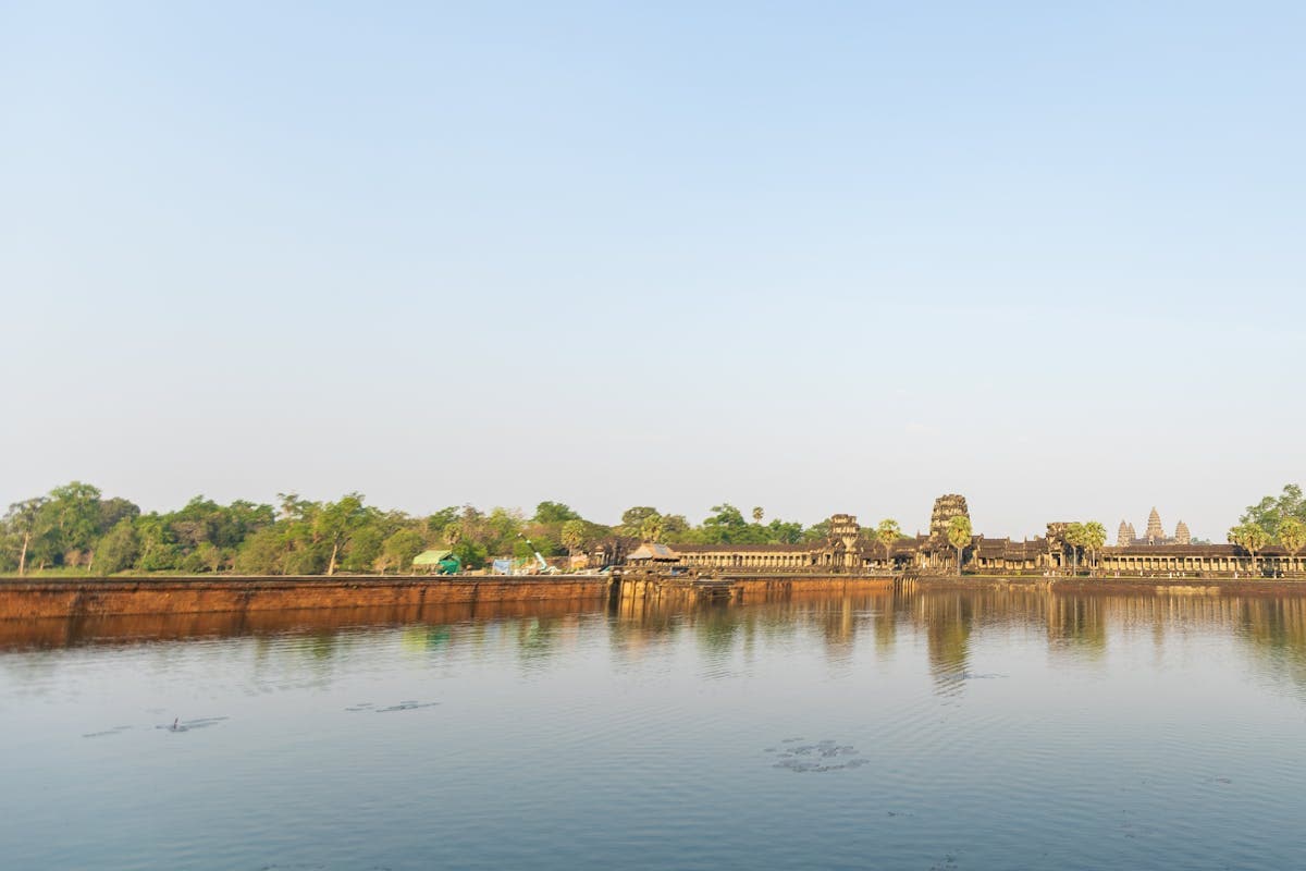 Панорамный вид на храмовый комплекс Ангкор-Ват с отражением в воде