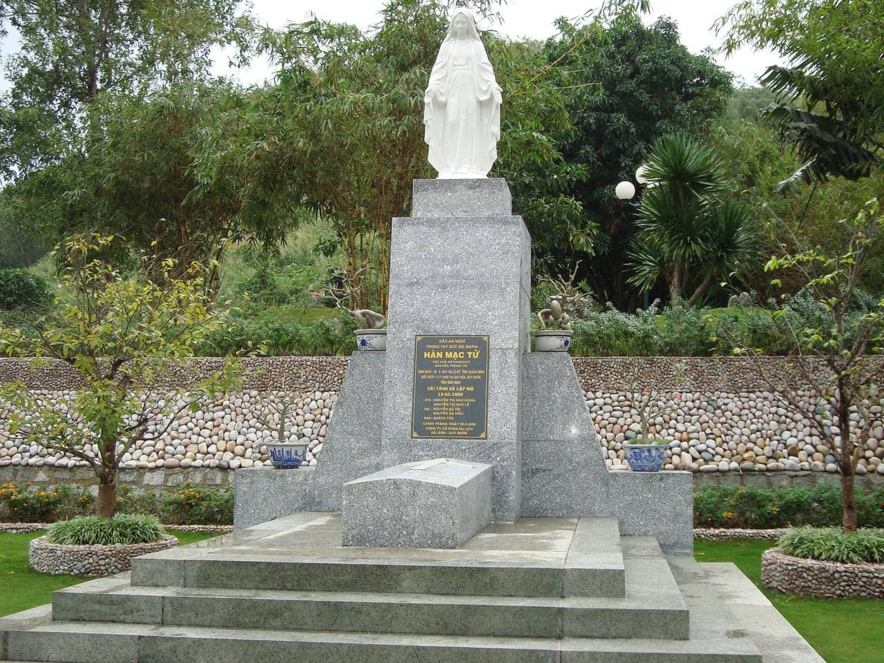 Гранитный памятник на могиле поэта Хан Мак Ты на мысе Гхень Занг в Куньоне