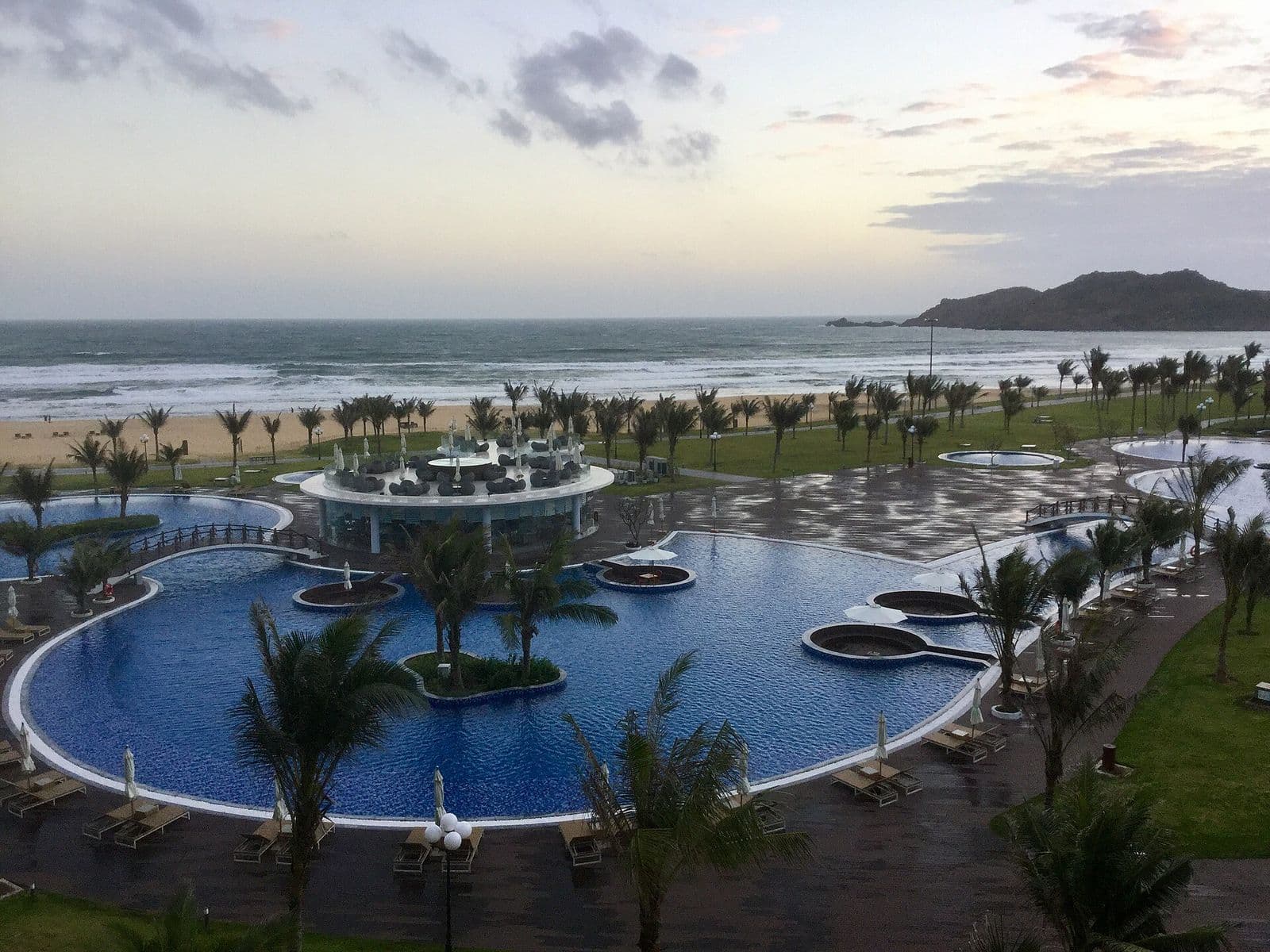 Бассейны с островками пальм курорта FLC Quy Nhon у широкого пляжа на полуострове Фыонг Май