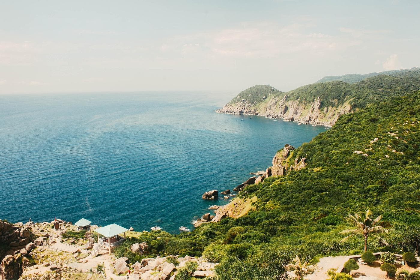 Мыс Дай Лань в Phu Yen: скалы, смотровые беседки и открытое Восточное море