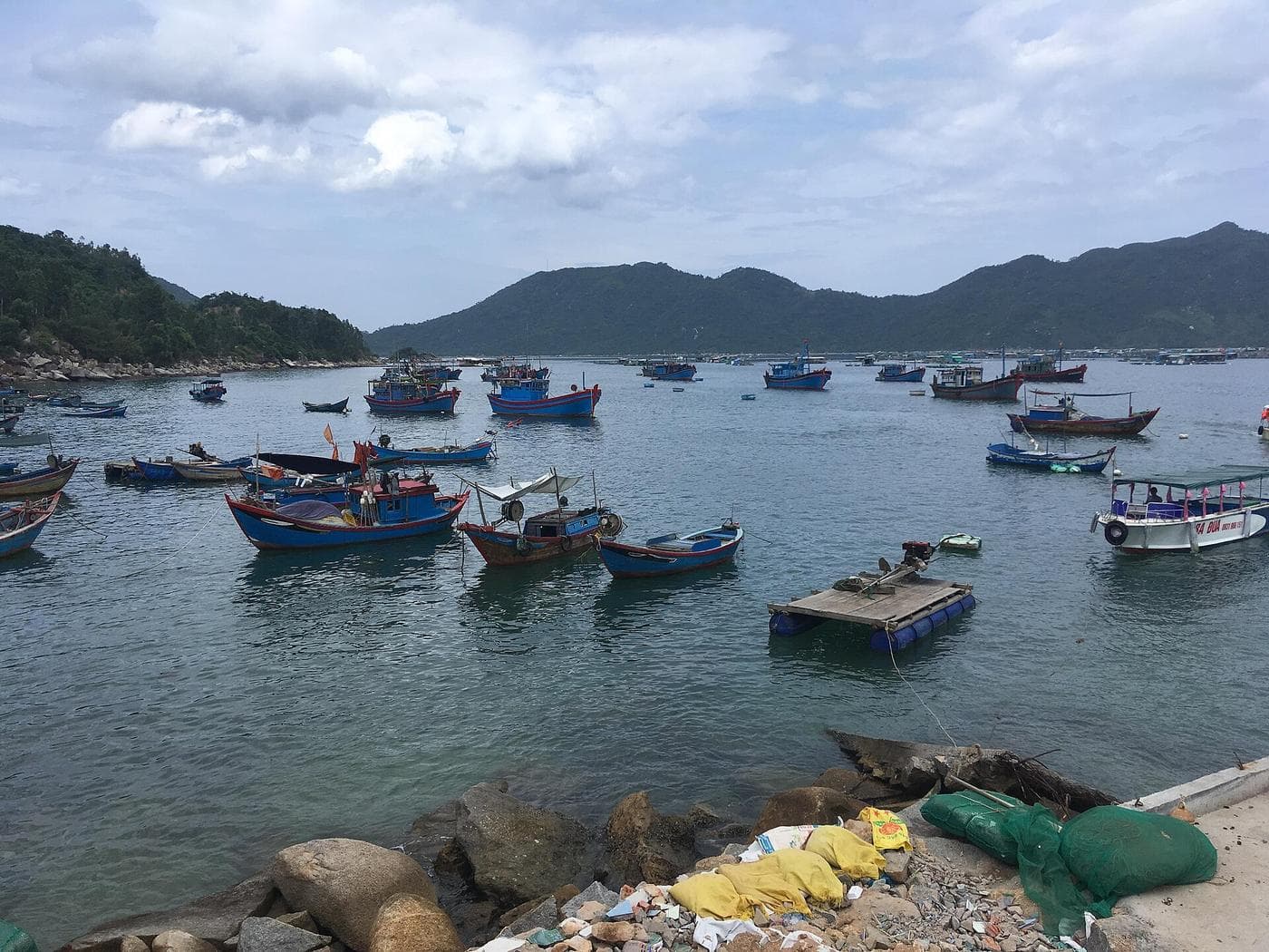 Бухта Вунгро в Phu Yen с рыбацкими садками и горами вокруг закрытой акватории
