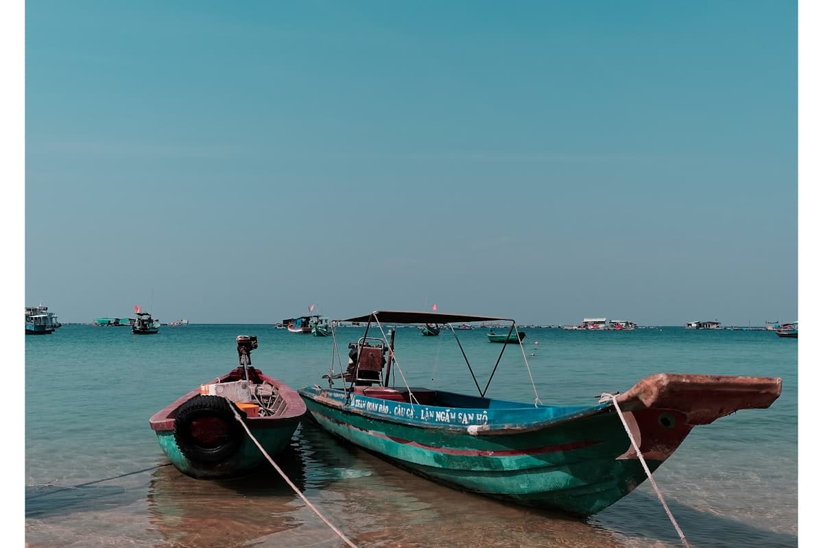 Вьетнамские лодки на бирюзовой воде у побережья Фукуока