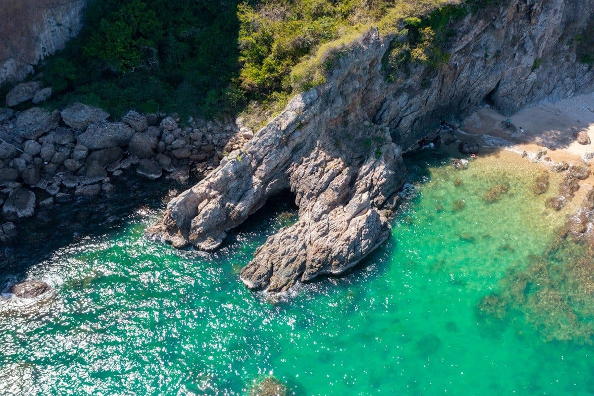 Скалистый берег с бирюзовой водой у побережья центрального Вьетнама с высоты