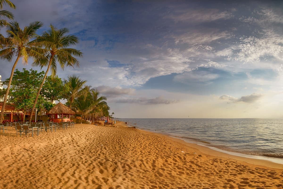 Закат на пляже Фукуока — пальмы, золотистый песок и тёплое море