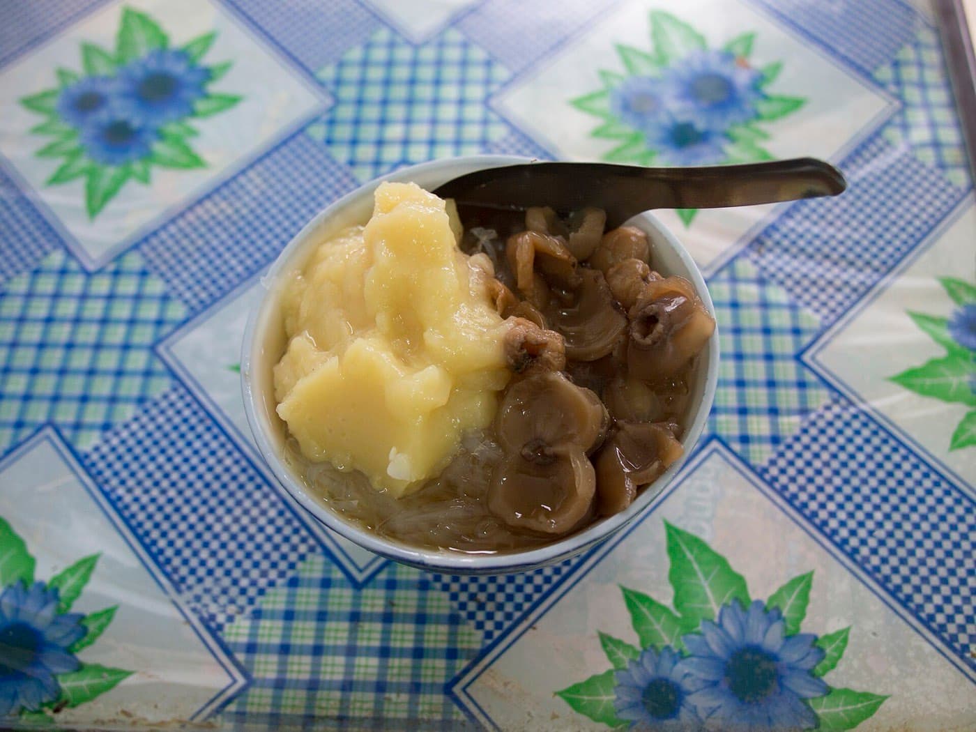 Порция чэ с пастой из маша, лонганом и белым агаровым желе на уличном столе