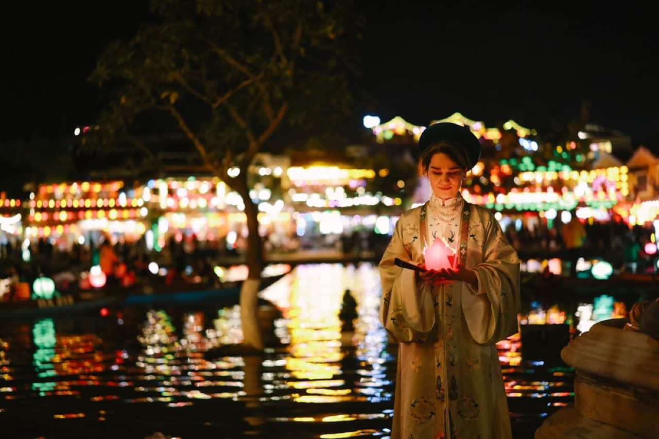 Старый город Хойана с разноцветными фонарями вечером