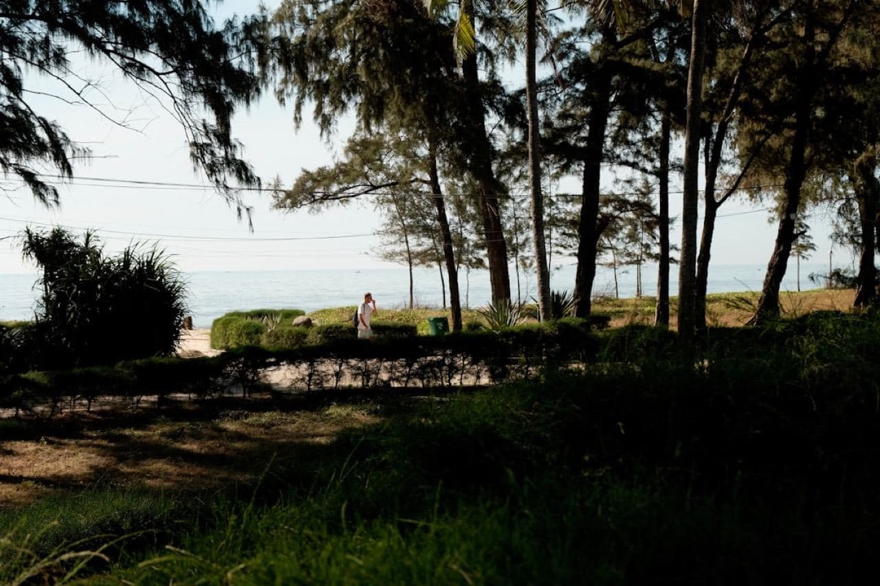 Городской пляж Нячанга с видом на горы и залив