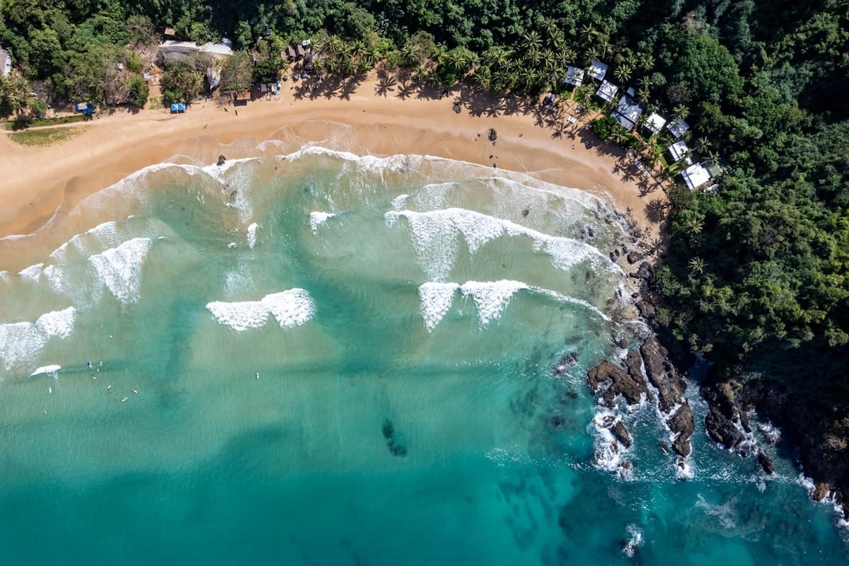 Тропический пляж с бирюзовой водой и пальмами — комфортные условия для купания в марте