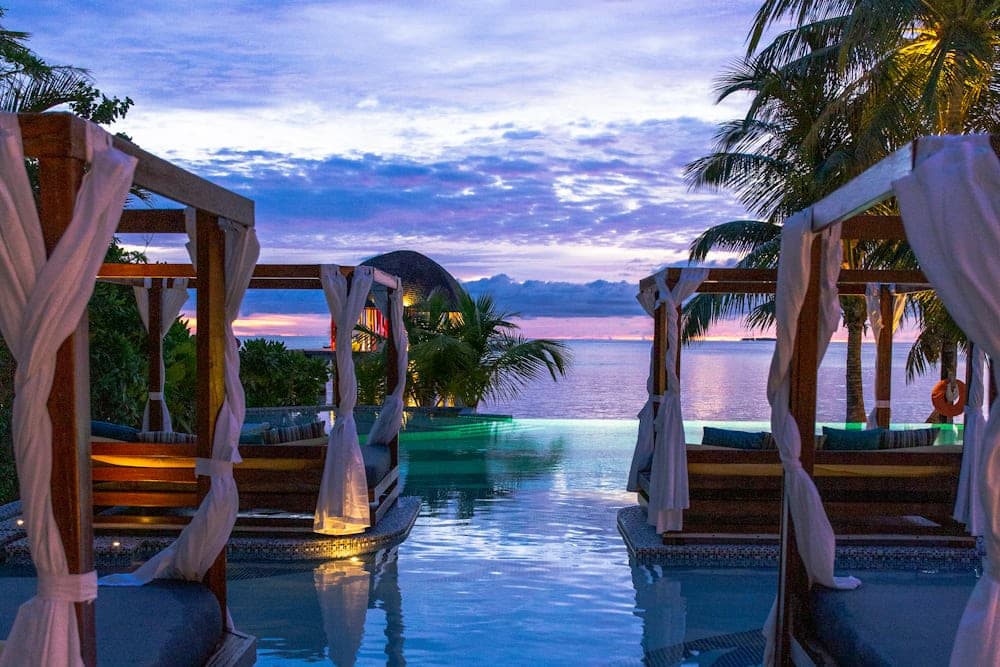 Бассейн с видом на закат в тропическом резорте — типичный отель 4–5 звёзд во Вьетнаме